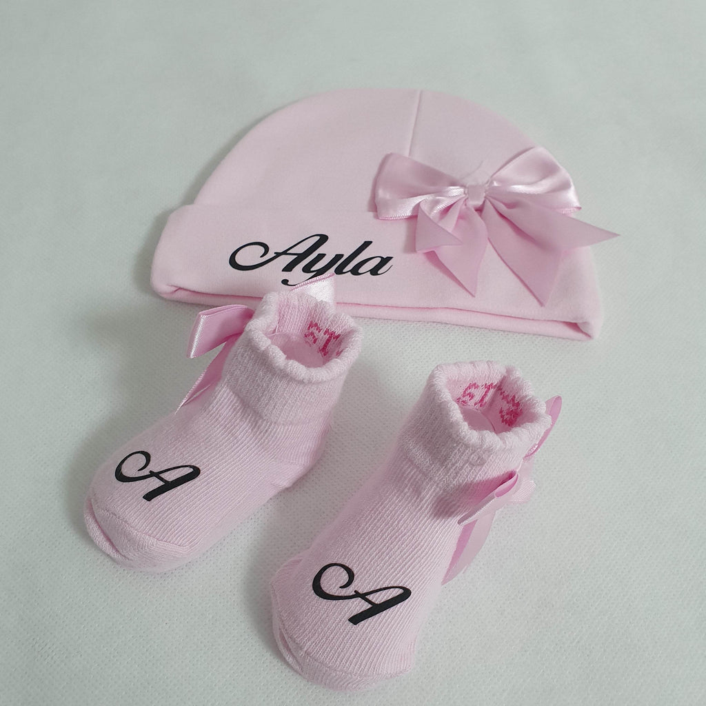 Personalisierte Mütze und Söckchen Set mit rosa Schleife | Rosa - Minas Baby Paradies