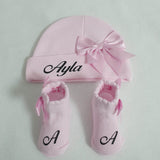 Personalisierte Mütze und Söckchen Set mit rosa Schleife | Rosa - Minas Baby Paradies