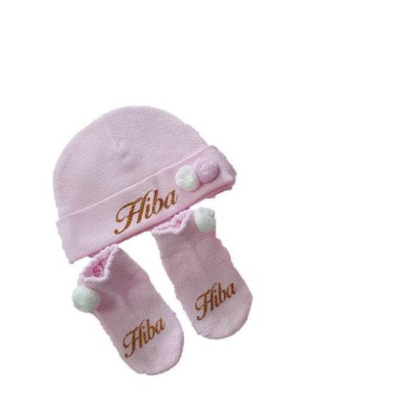 Personalisierte Mütze und Söckchen Set mit weiß/rosa Bommel | Rosa - Minas Baby Paradies