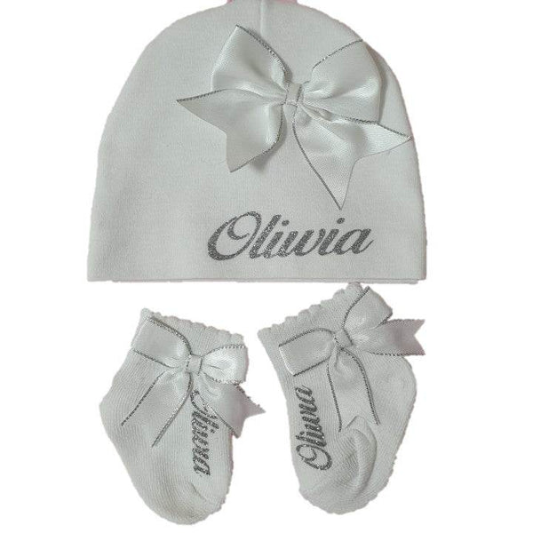 Personalisierte Mütze und Söckchen Set mit weiße Schleife | Weiß - Minas Baby Paradies