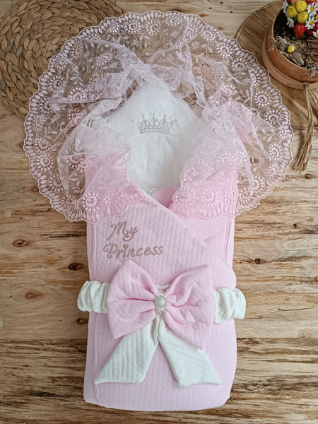 Luxuriöse Baby Einschlagdecke | Rosa mit Rosa  Spitze und Goldene Stickerei