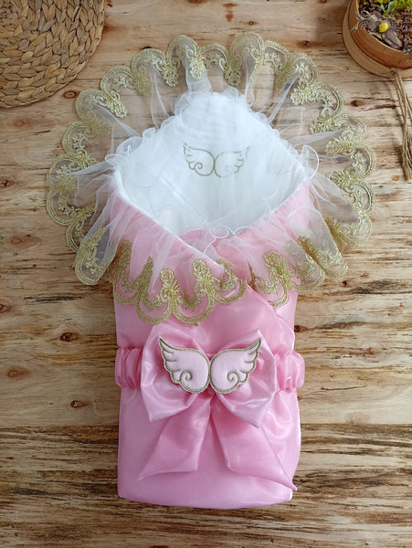 Luxuriöse Baby Einschlagdecke | Rosa mit Goldene Spitze und Engels Flügel