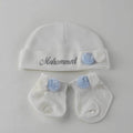 Personalisierte Mütze und Söckchen Set mit weiß/blau Bommel | Weiß - Minas Baby Paradies