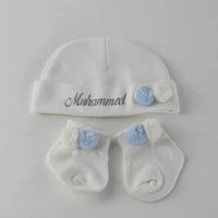 Personalisierte Mütze und Söckchen Set mit weiß/blau Bommel | Weiß - Minas Baby Paradies