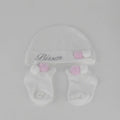 Personalisierte Mütze und Söckchen Set mit weiß/rosa Bommel | Weiß - Minas Baby Paradies