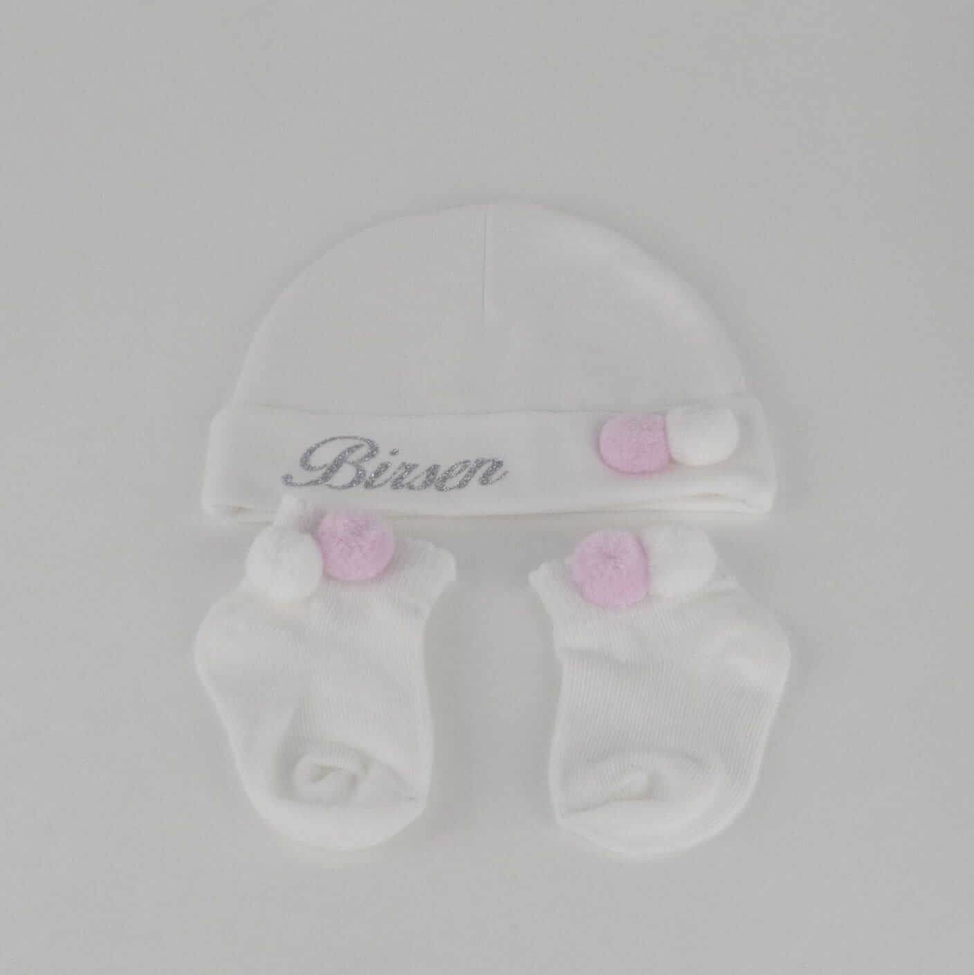 Personalisierte Mütze und Söckchen Set mit weiß/rosa Bommel | Weiß - Minas Baby Paradies