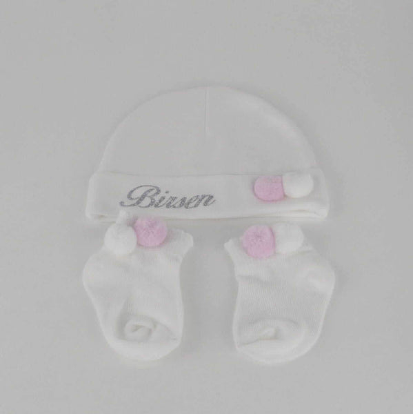 Personalisierte Mütze und Söckchen Set mit weiß/rosa Bommel | Weiß - Minas Baby Paradies