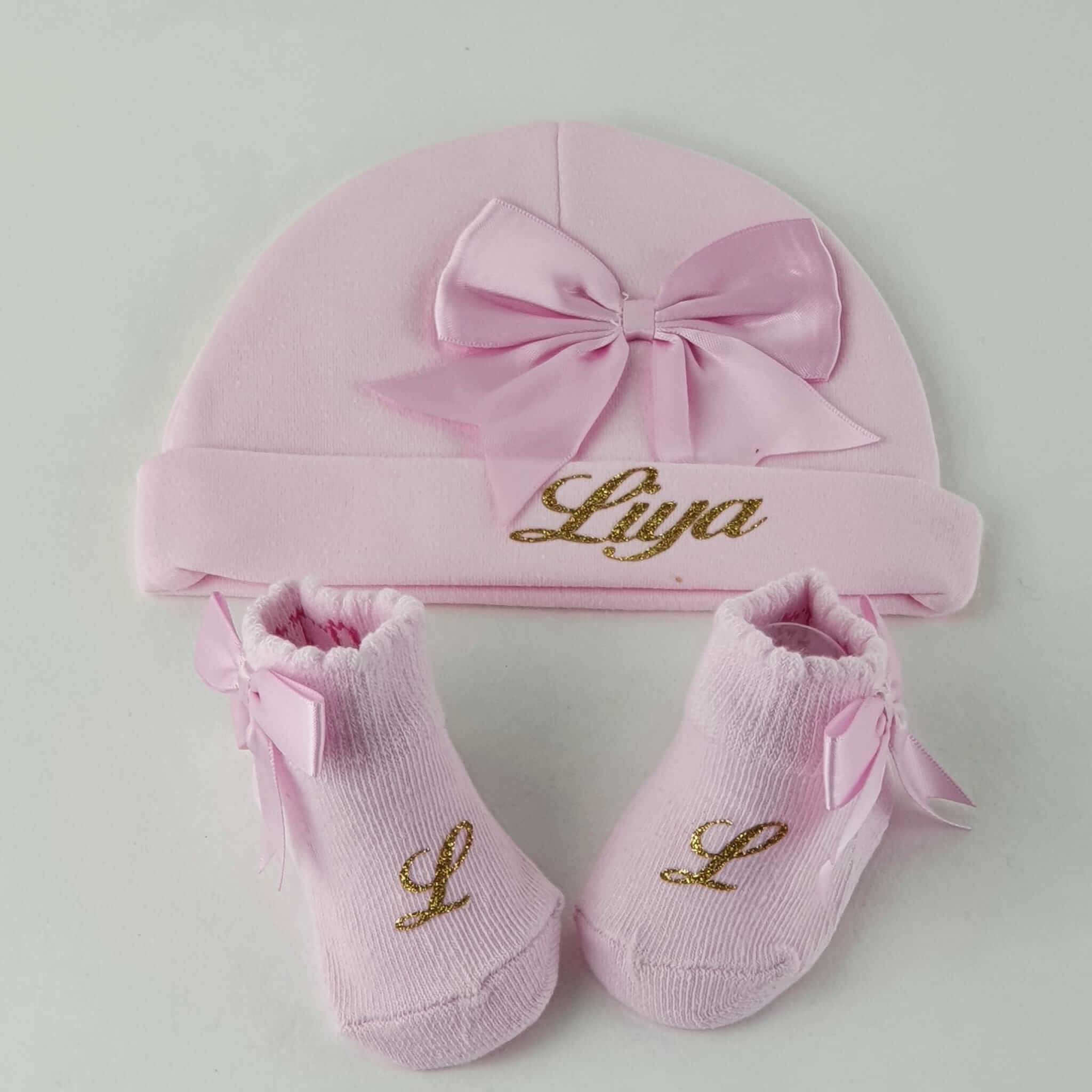 Personalisierte Mütze und Söckchen Set mit rosa Schleife | Rosa - Minas Baby Paradies