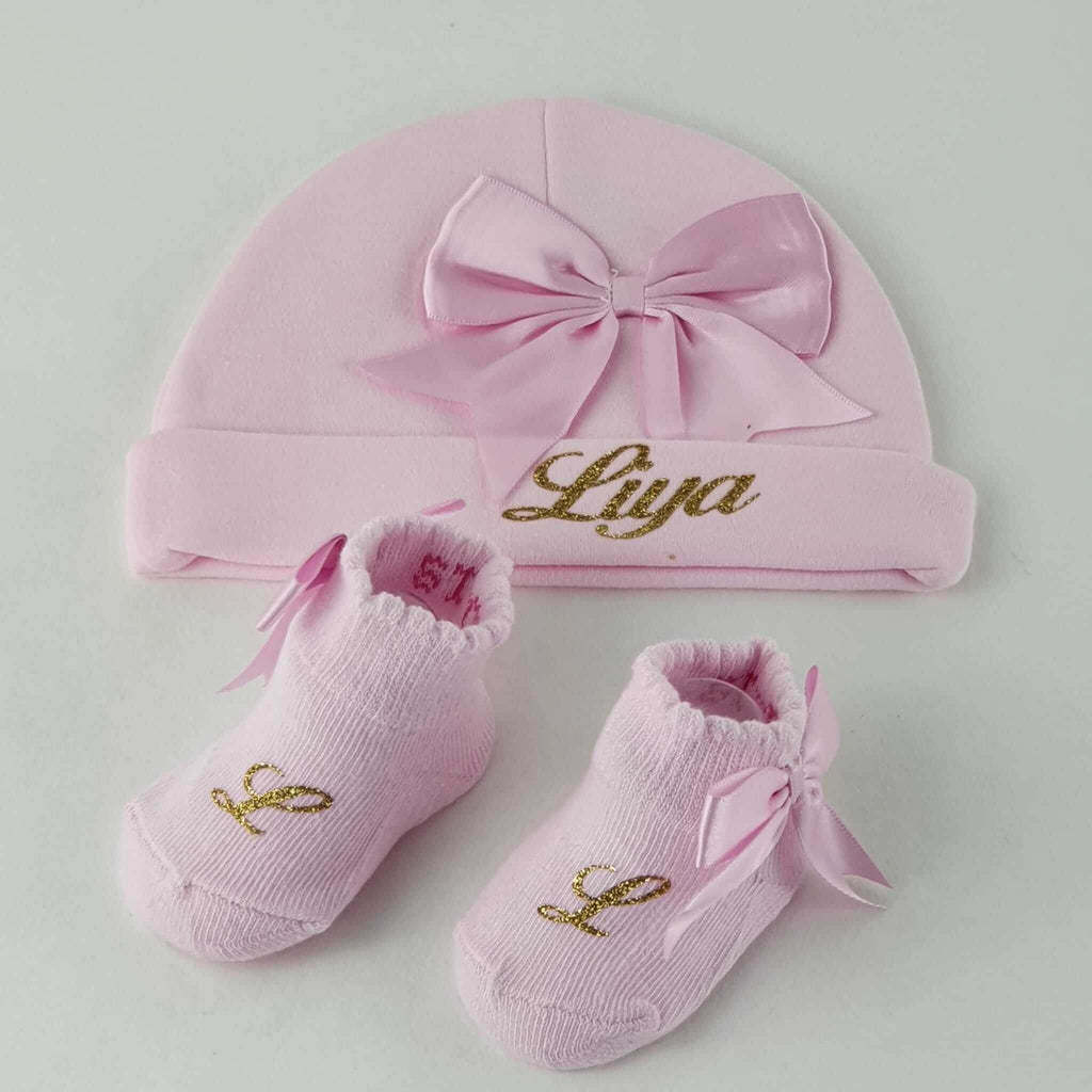 Personalisierte Mütze und Söckchen Set mit rosa Schleife | Rosa - Minas Baby Paradies