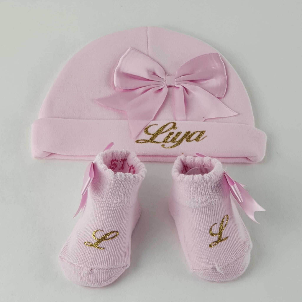 Personalisierte Mütze und Söckchen Set mit rosa Schleife | Rosa - Minas Baby Paradies