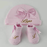 Personalisierte Mütze und Söckchen Set mit rosa Schleife | Rosa - Minas Baby Paradies