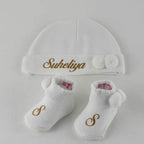 Personalisierte Mütze und Söckchen Set mit weißen Bommel | Weiß - Minas Baby Paradies