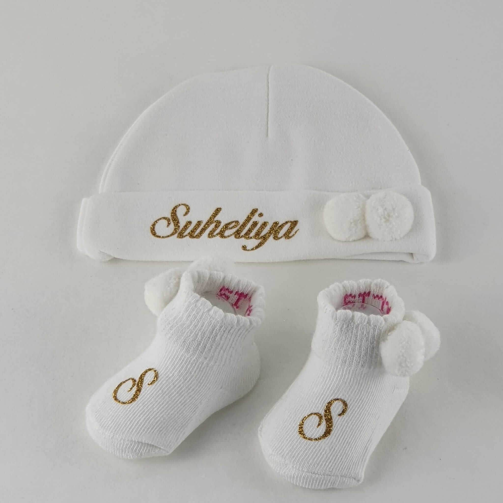 Personalisierte Mütze und Söckchen Set mit weißen Bommel | Weiß - Minas Baby Paradies