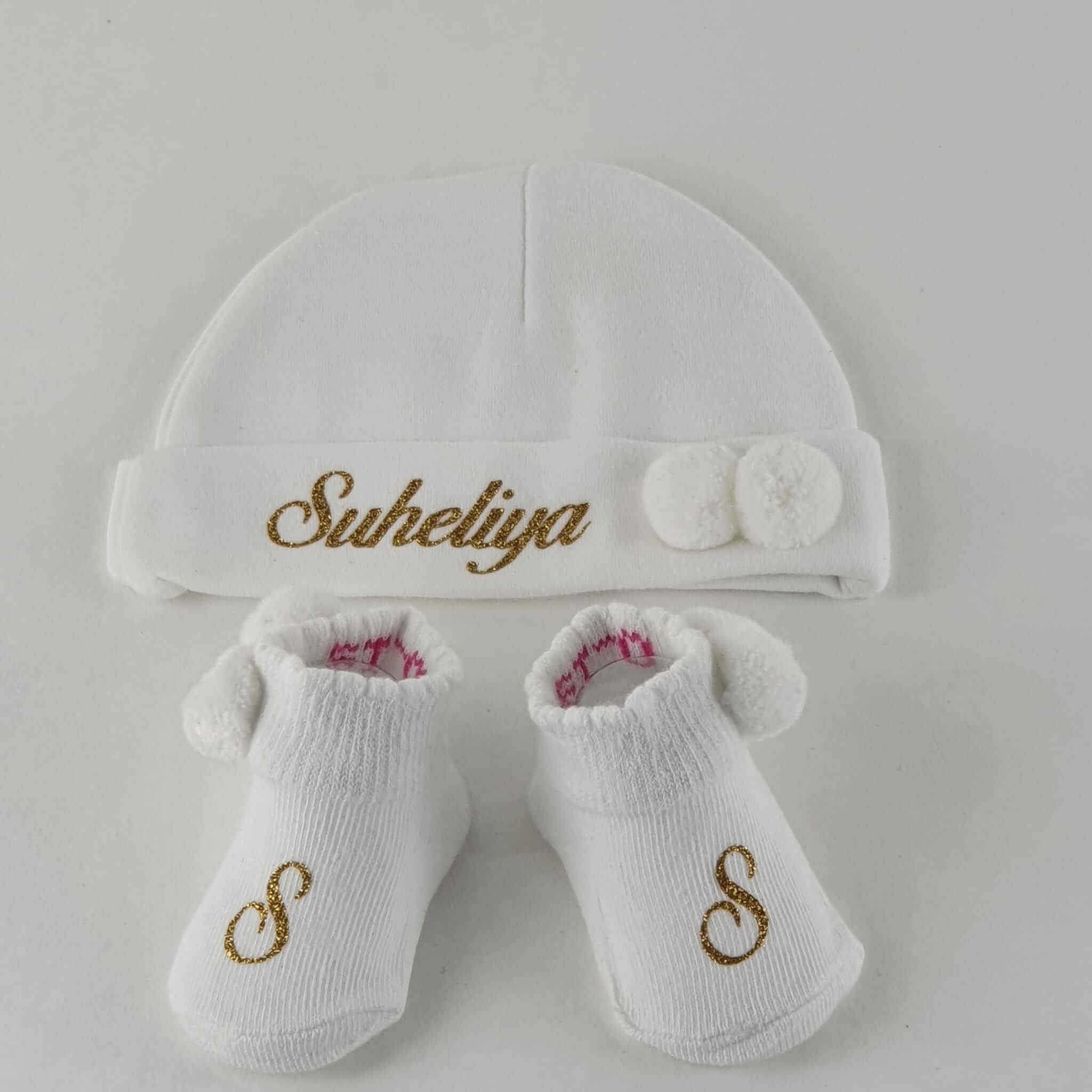 Personalisierte Mütze und Söckchen Set mit weißen Bommel | Weiß - Minas Baby Paradies