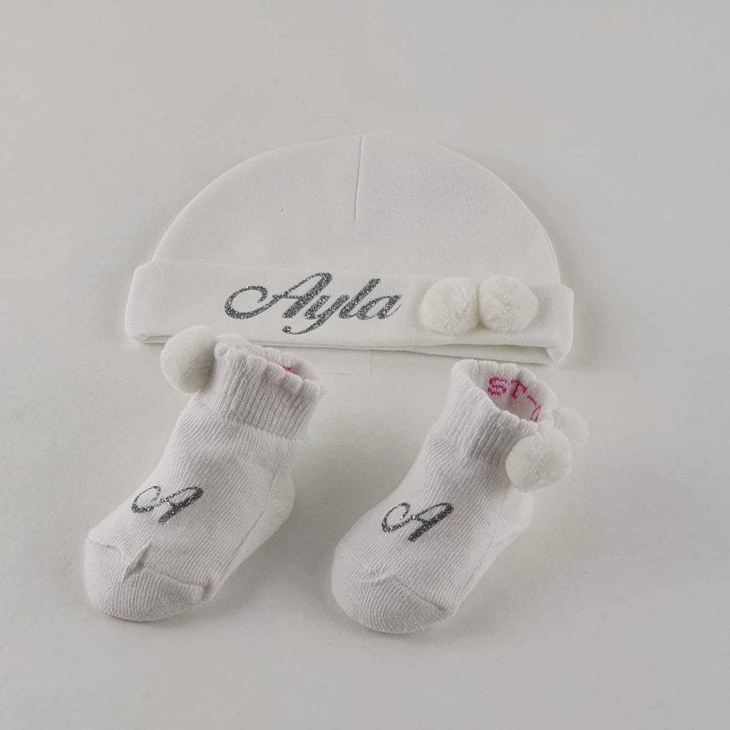 Personalisierte Mütze und Söckchen Set mit weißen Bommel | Weiß - Minas Baby Paradies