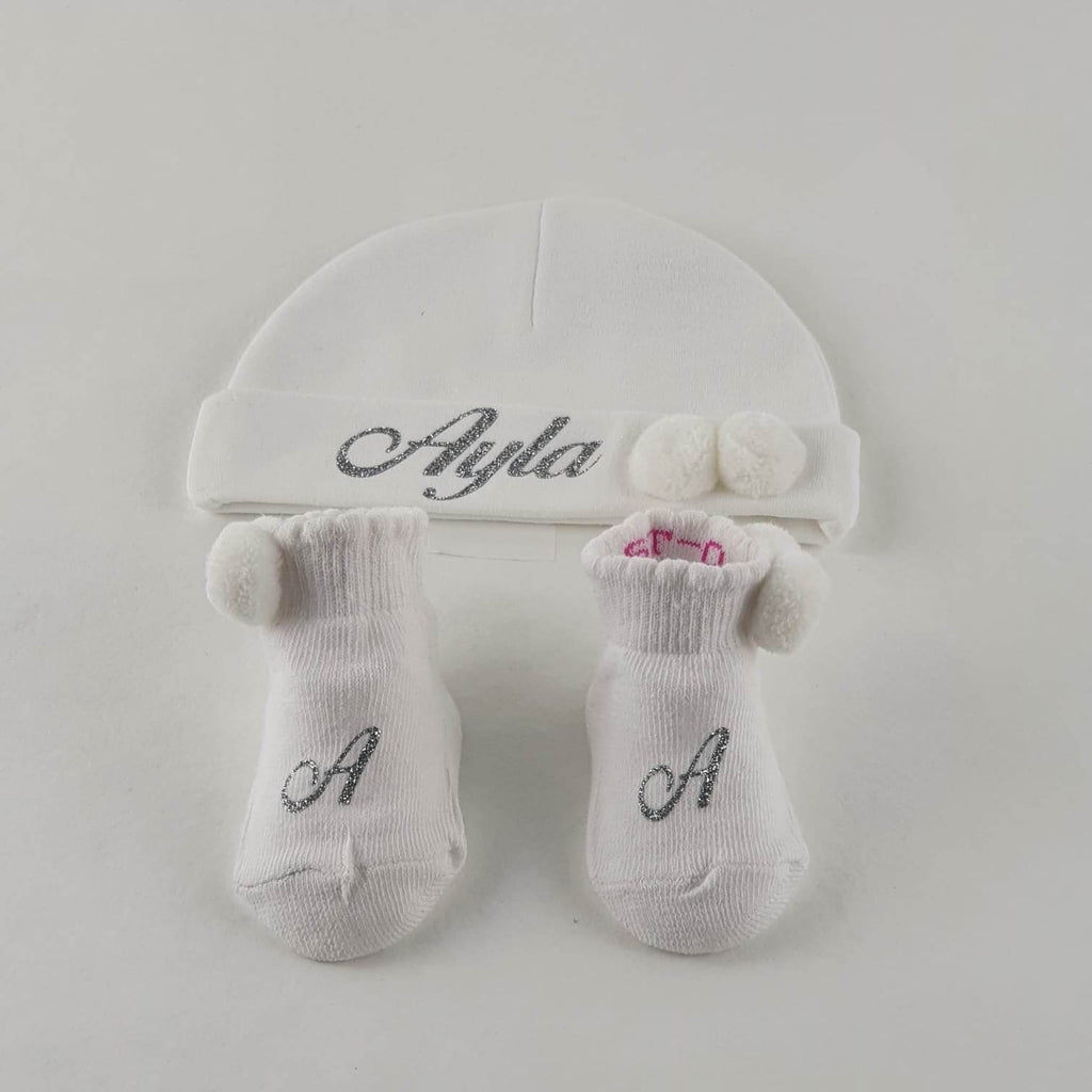 Personalisierte Mütze und Söckchen Set mit weißen Bommel | Weiß - Minas Baby Paradies