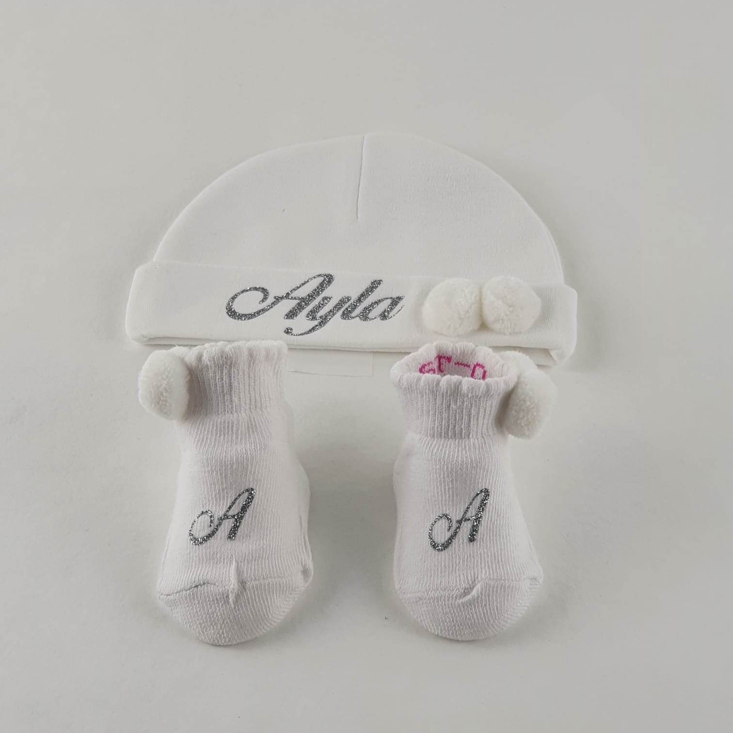 Personalisierte Mütze und Söckchen Set mit weißen Bommel | Weiß - Minas Baby Paradies