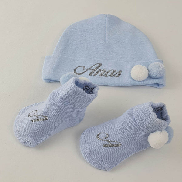 Personalisierte Mütze und Söckchen Set mit weiß/blauen Bommel | Blau - Minas Baby Paradies