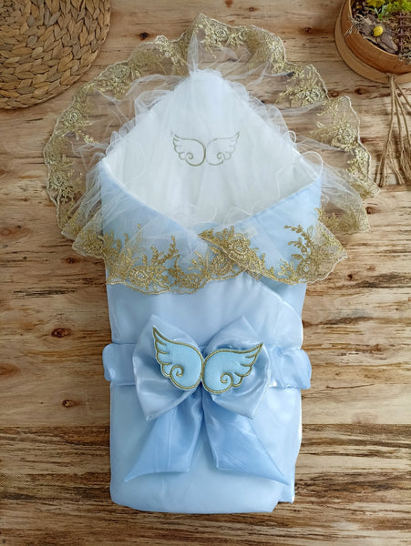 Luxuriöse Baby Einschlagdecke | blau mit Goldene Spitze und Engels Flügel